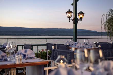 Terrasse du Restaurant Bord du Lac Leman - Hôtel Restaurant du Port <br />
 